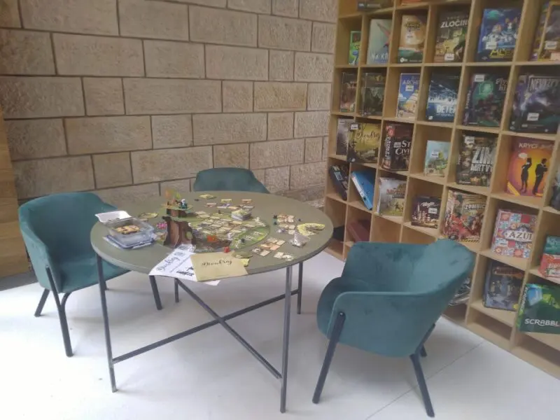 Pobočka knihovny v Negrelliho viaduktu láká ke hraní deskovek, foto Městská knihovna Praha